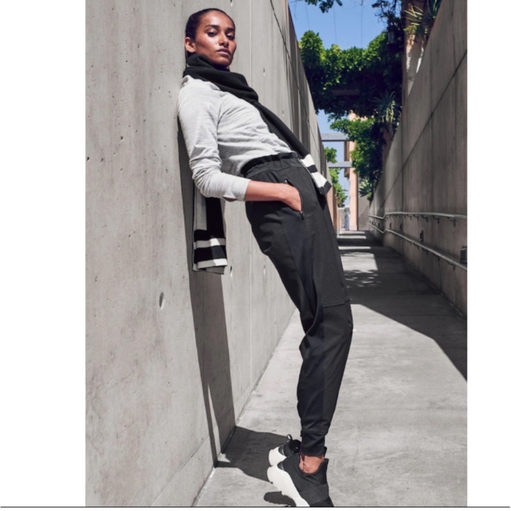 Athleta Headlands Hybrid Tech Jogger pants in black, size 12 - Picture 5 of 9